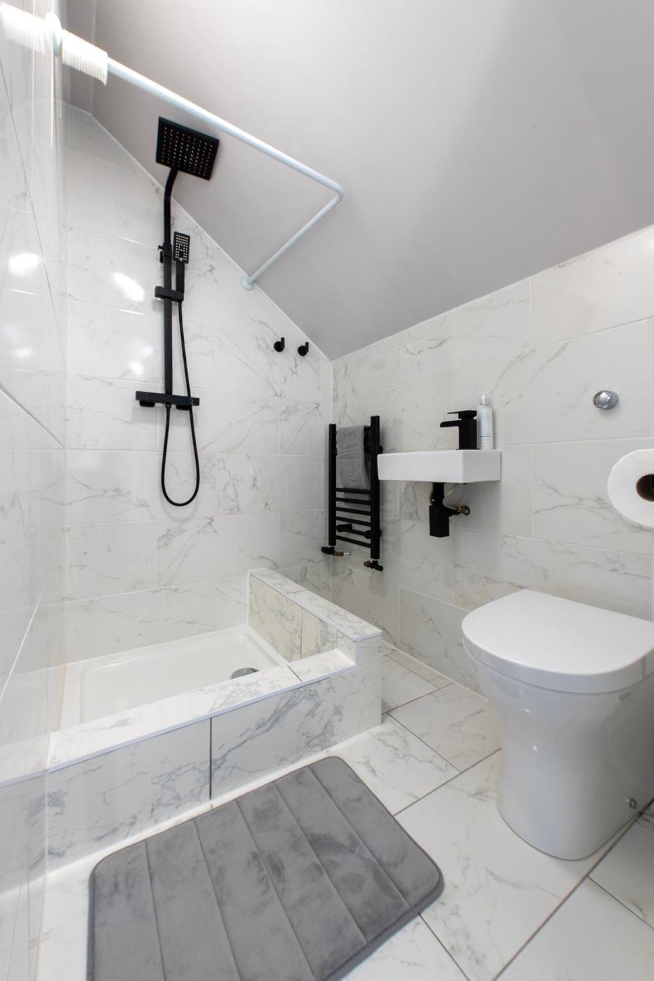 Апартаменты Luxury 4 Bedroom Townhouse With Free Parking